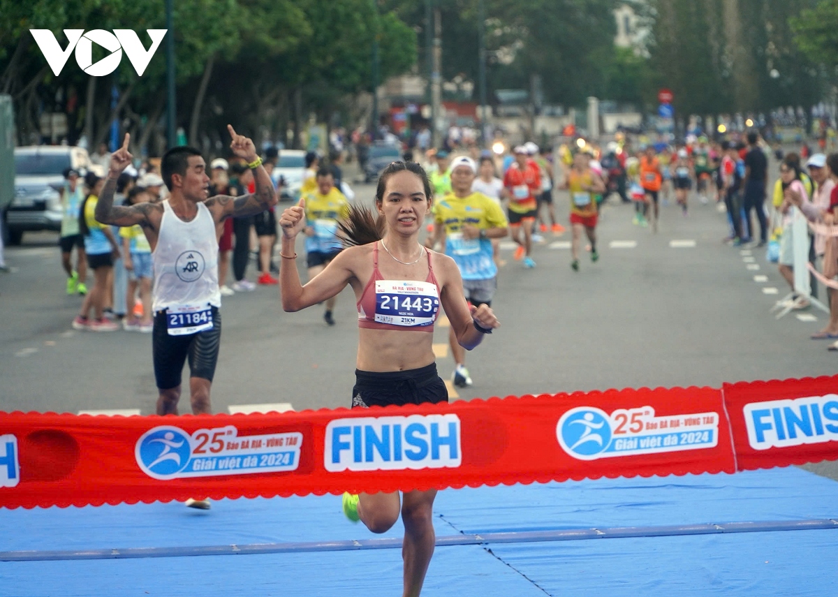 gan 3.200 runners trai nghiem cung duong ven bien o tp.vung tau hinh anh 2